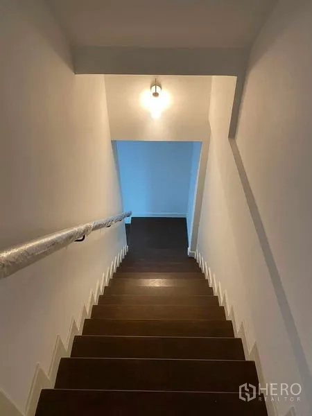 สำนักงานที่บ้าน ให้เช่าในPhra Khanong, Bangkok - บันไดไม้พร้อมราวจับและโคมไฟส่องสว่าง