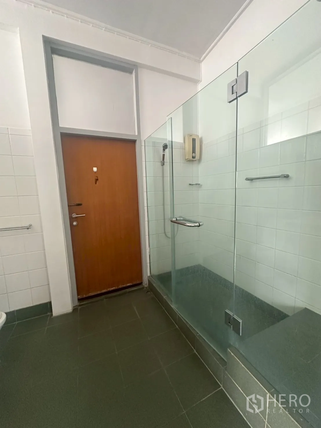 บ้าน ให้เช่าในWatthana, Bangkok - ห้องน้ำพร้อมตู้ชาวเวอร์กระจก ผนังกระเบื้องและพื้นสีเทา.