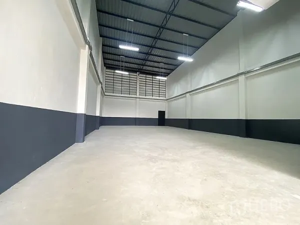 货栈 出租在Mueang Pathum Thani, Pathum Thani - 挑高仓储大厅，混凝土地面，通风窗与LED照明。