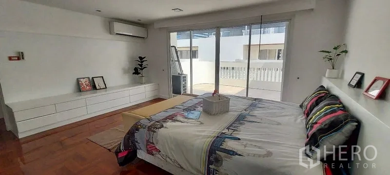 ทาวน์เฮาส์ ให้เช่าในSathon, Bangkok - ห้องนอนมาสเตอร์เชื่อมระเบียง ตู้ยาวบิวท์อิน และเครื่องปรับอากาศ