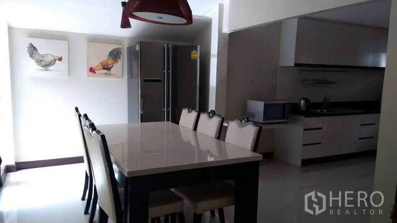 独立式住宅 出租 - 用餐区配六人餐桌，紧邻开放式厨房和双门冰箱。