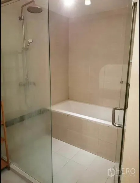 คอนโด ให้เช่าในKhlong Toei, Bangkok - ห้องน้ำพร้อมตู้กระจกกั้นอาบน้ำและอ่างอาบน้ำในตัว