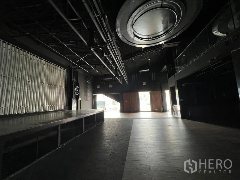 零售空间 出租在Din Daeng, Bangkok - 现代外立面另一视角，几何遮阳片与绿植花槽。