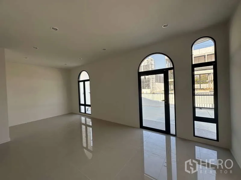 โรงงาน ขายในLam Luk Ka, Pathum Thani - ออฟฟิศชั้นล่าง ประตูกระจกโค้งเปิดสู่ลานด้านหน้า