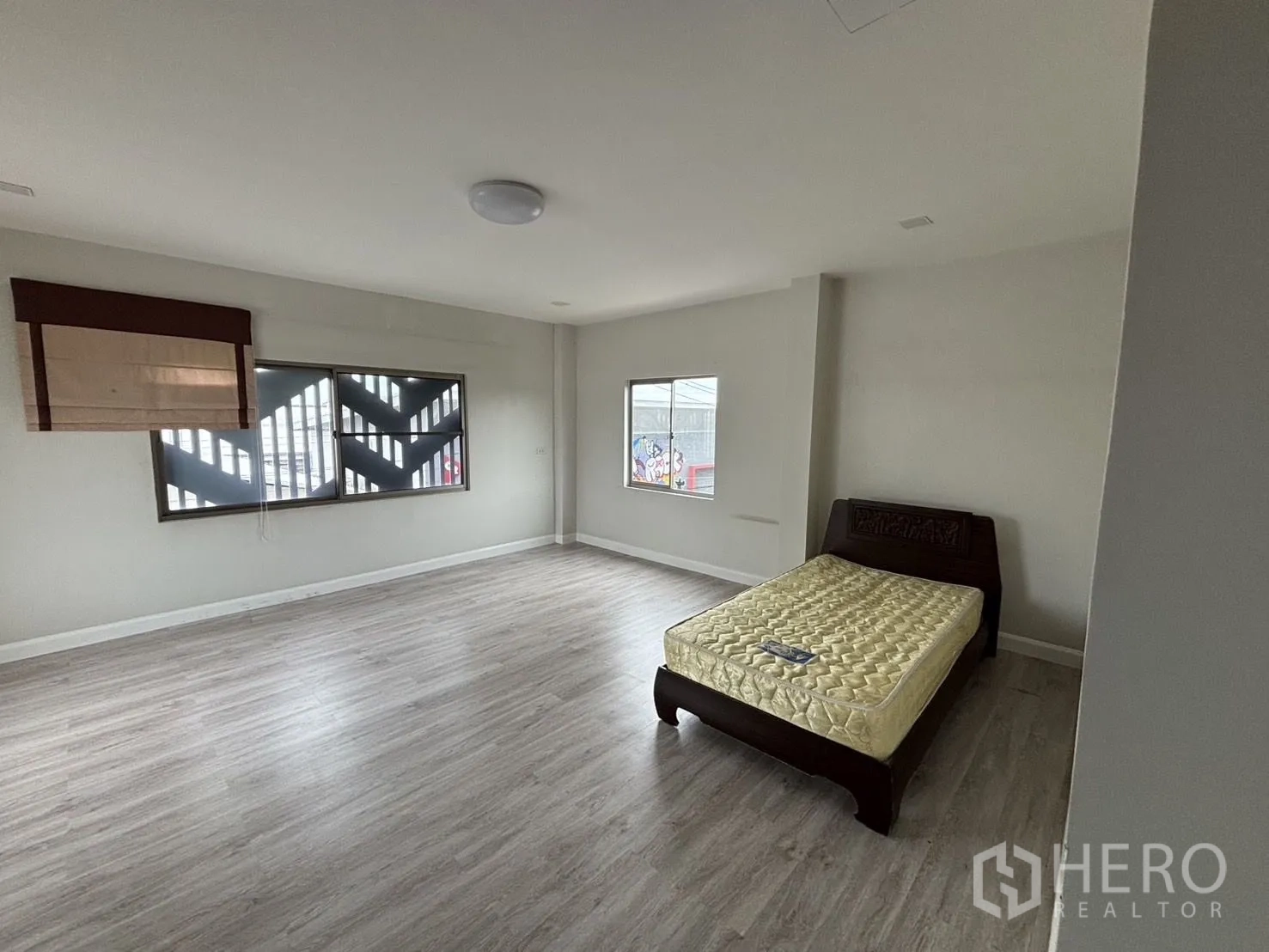 คลังสินค้า ให้เช่าหรือขายในWang Thonglang, Bangkok - ห้องนอนกว้าง มีเตียงและหน้าต่างหลายบาน