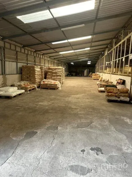 คลังสินค้า ให้เช่าในYan Nawa, Bangkok - ฮอลล์เก็บสินค้าโล่ง วางพาเลทและกระสอบสองข้าง ใต้หลังคาโลหะ