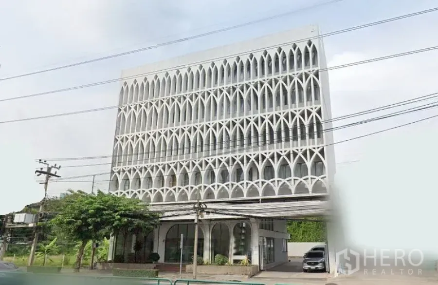 零售空间 出租在Huai Khwang, Bangkok - 曼谷主干道旁多层零售建筑，拱形格栅外立面，一层大面积玻璃门面与下客区，能见度高。