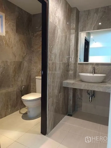 พื้นที่ขายปลีก ให้เช่า - ห้องน้ำสมัยใหม่พร้อมเคาน์เตอร์อ่างล้างหน้าและโถสุขภัณฑ์