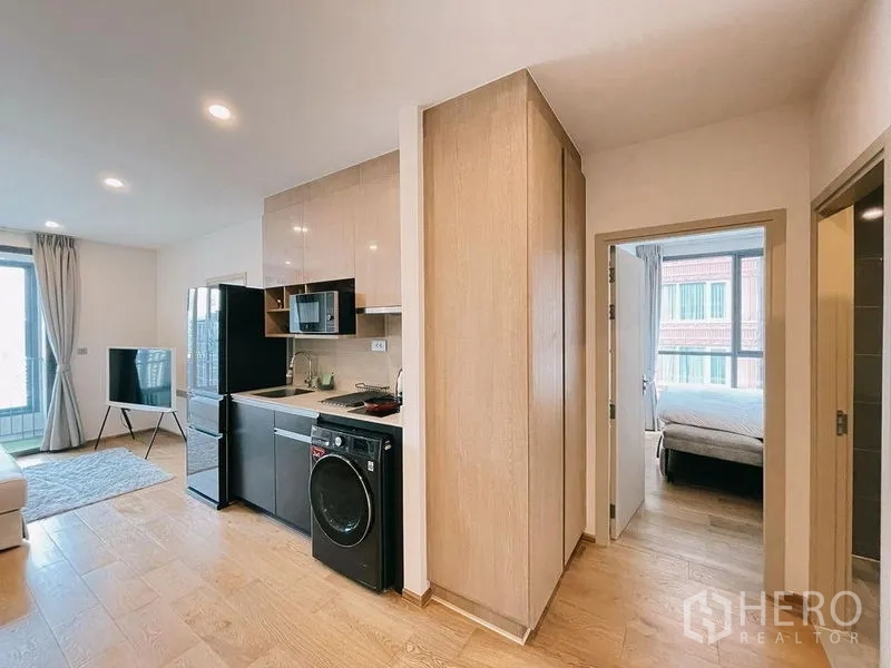 คอนโด ให้เช่าในRatchathewi, Bangkok - ครัวขนาดกะทัดรัดตู้บิวท์อิน พร้อมทางเดินเชื่อมห้องนอน