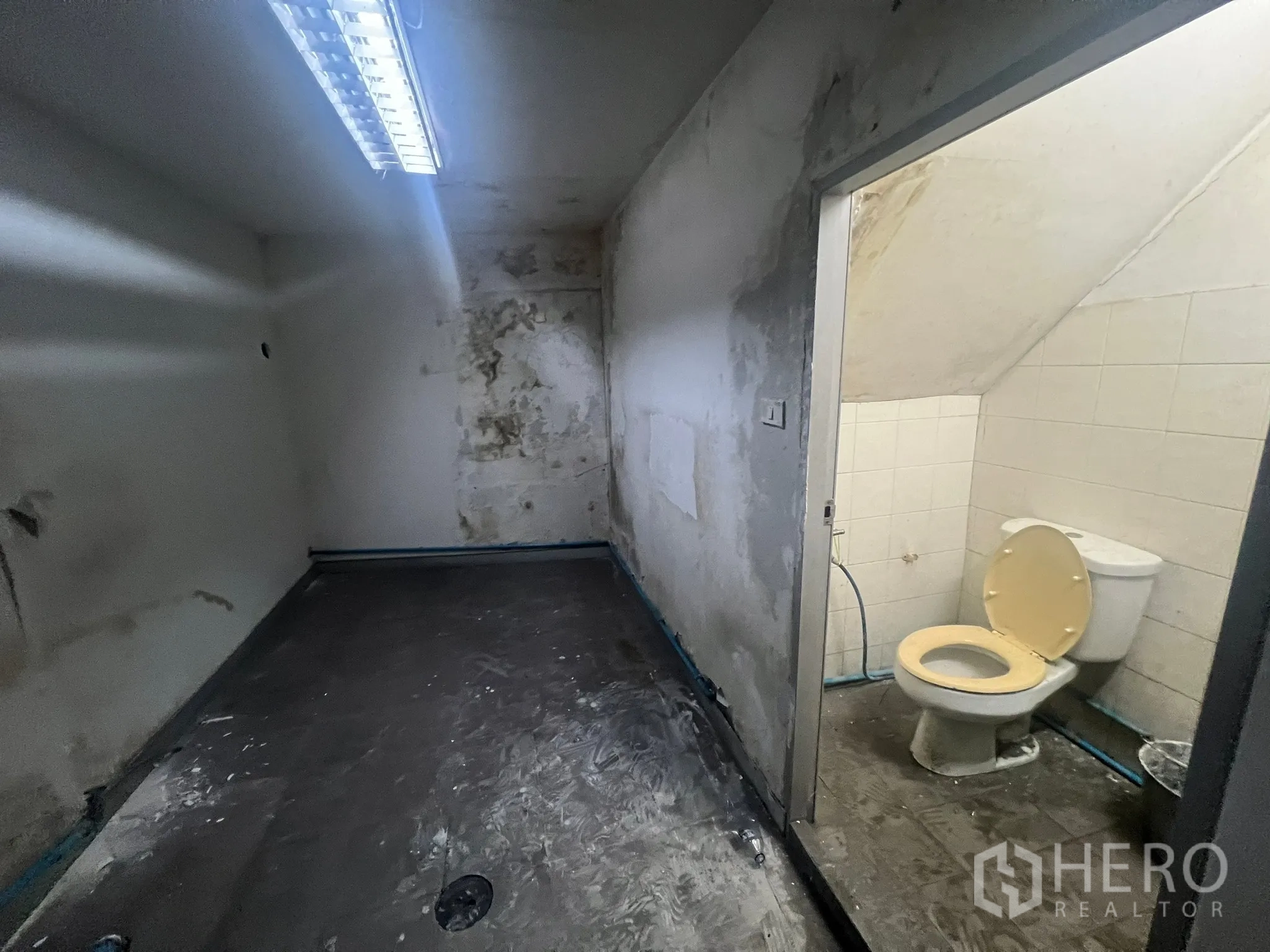 店屋 出租在Watthana, Bangkok - 狭长服务间连接至铺有瓷砖的卫生间。