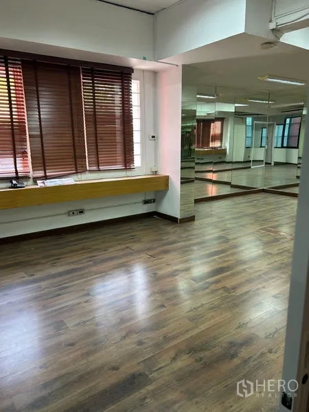 พื้นที่ขายปลีก ให้เช่าในWang Thonglang, Bangkok - ห้องสตูดิโอพื้นไม้ กระจกเงาติดผนัง และมู่ลี่ไม้