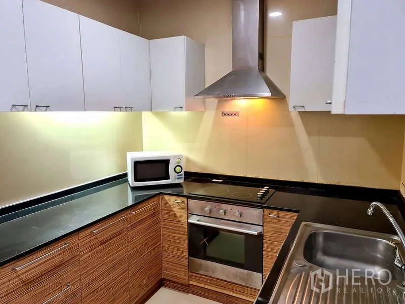 อพาร์ทเมนท์ ให้เช่า - ครัวรูปตัว U พร้อมเตาอบ เตาไฟฟ้า เครื่องดูดควัน และตู้เก็บของมากมาย