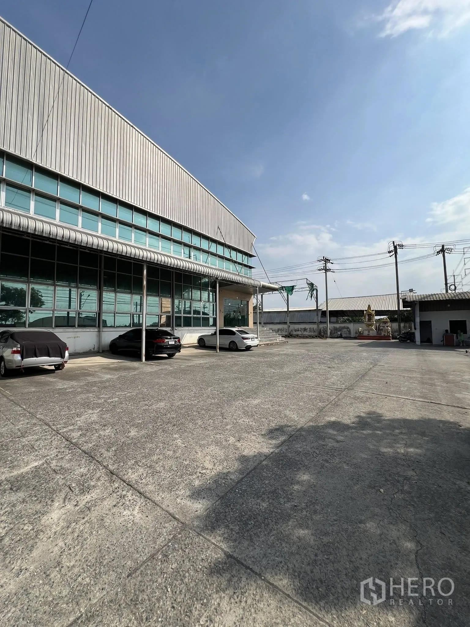 工厂 出租或出售在Sai Noi, Nonthaburi - 主办公楼旁宽阔的混凝土场地与停车位