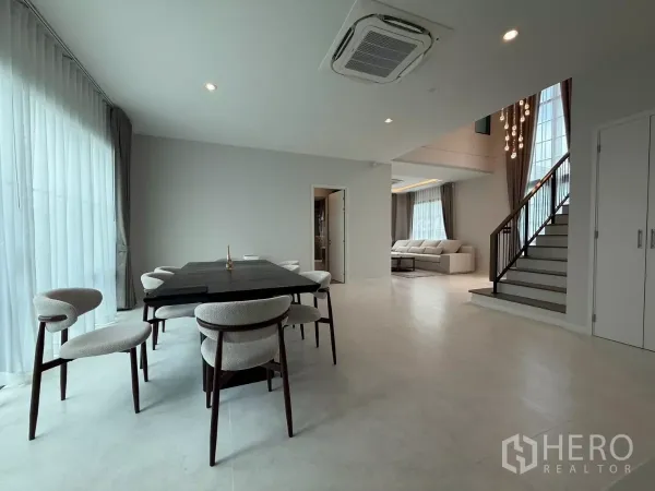 独立式住宅 出租或出售在Bang Phli, Samut Prakan - 开放式餐区连通客厅，六人餐桌，周围高窗采光充足。