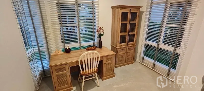 บ้าน ให้เช่าในPrawet, Bangkok - ห้องทำงานมุมสว่าง หน้าต่างบานใหญ่พร้อมมู่ลี่ โต๊ะไม้ และตู้โชว์.