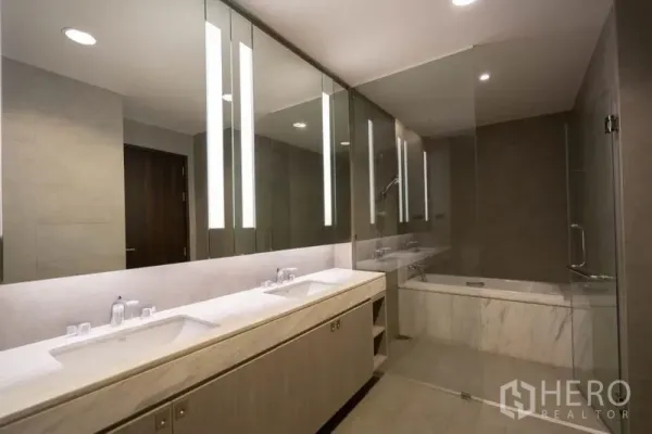 คอนโด ให้เช่าในKhlong Toei, Bangkok - ห้องน้ำสมัยใหม่ อ่างล้างหน้าคู่ กระจกไฟ ฝักบัวกั้นกระจก และอ่างอาบน้ำหินอ่อน