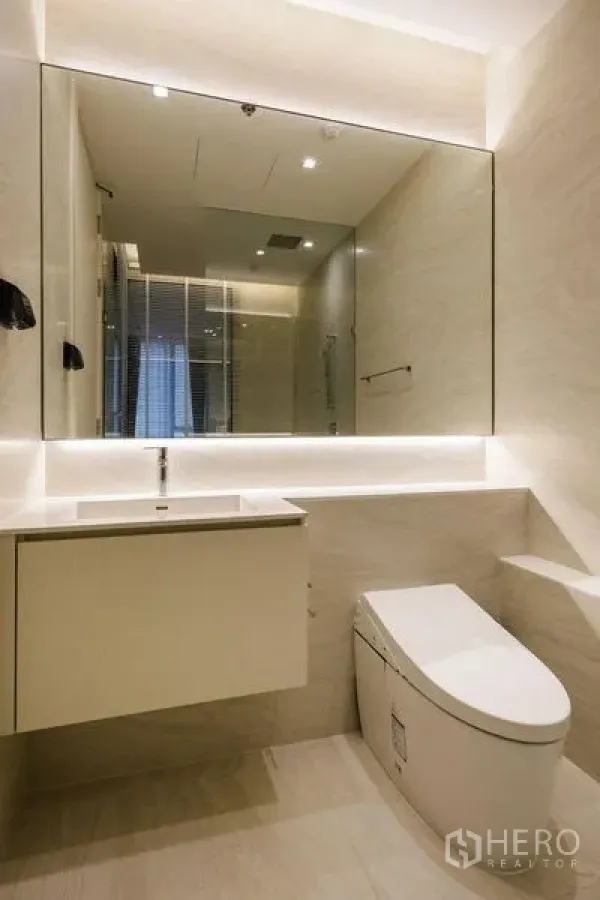 คอนโด ให้เช่าในWatthana, Bangkok - ห้องน้ำโทนสีเบจสมัยใหม่ กระจกไฟซ่อน เคาน์เตอร์ลอย ชักโครกอัจฉริยะ และตู้ shower กระจก