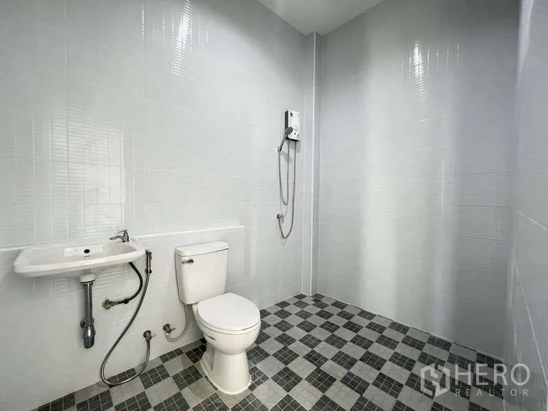 คลังสินค้า ให้เช่าหรือขาย - ห้องน้ำสะอาด พร้อมโถสุขภัณฑ์ อ่างล้างมือ และเครื่องทำน้ำอุ่นอาบน้ำ