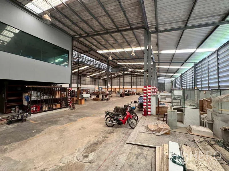 คลังสินค้า ให้เช่าในPrawet, Bangkok - โถงผลิต/จัดเก็บกว้างเพดานสูงและช่องแสงสกายไลต์