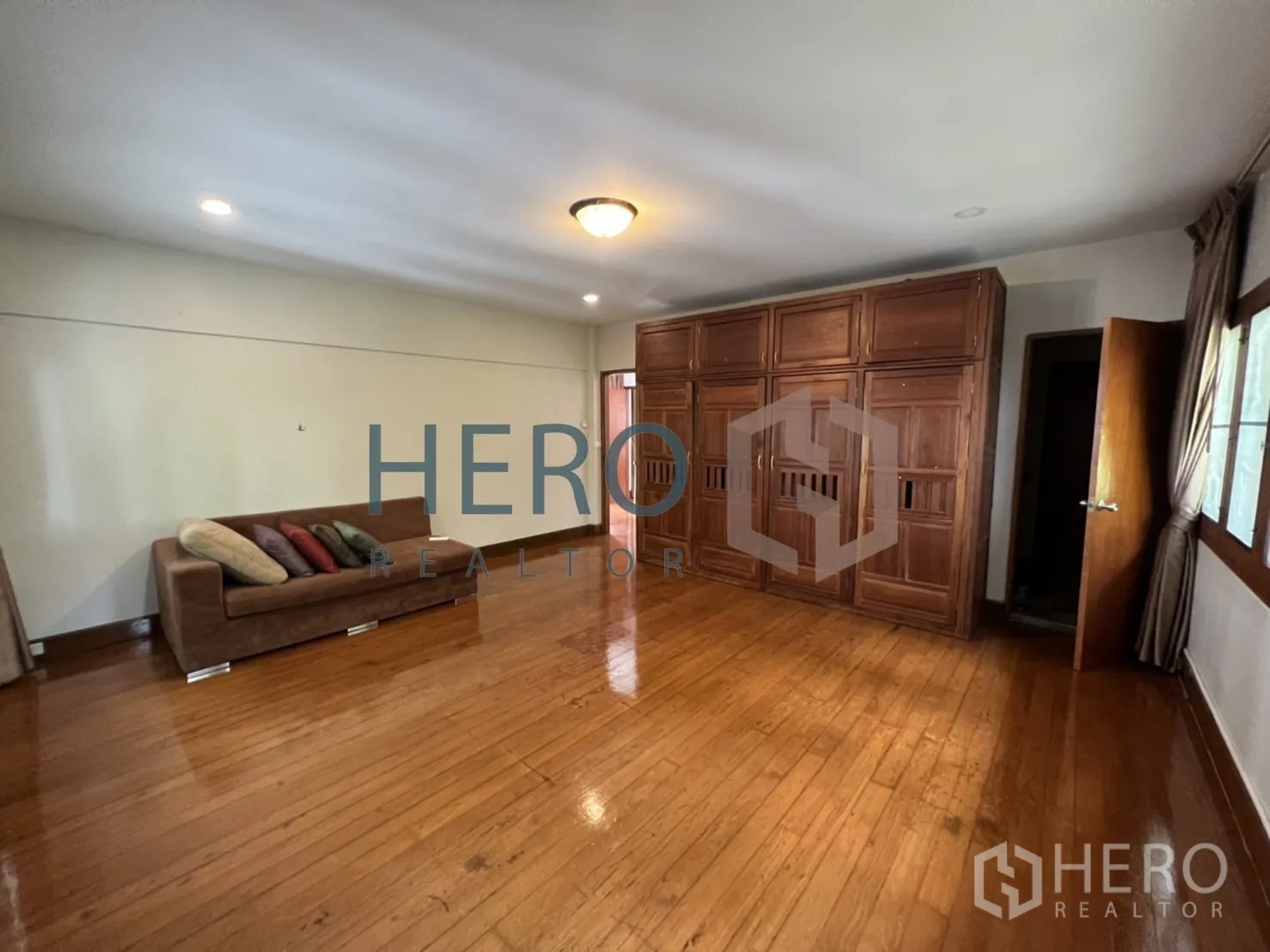 独立式住宅 出租在Watthana, Bangkok - 大卧室另一角度，配沙发与衣柜