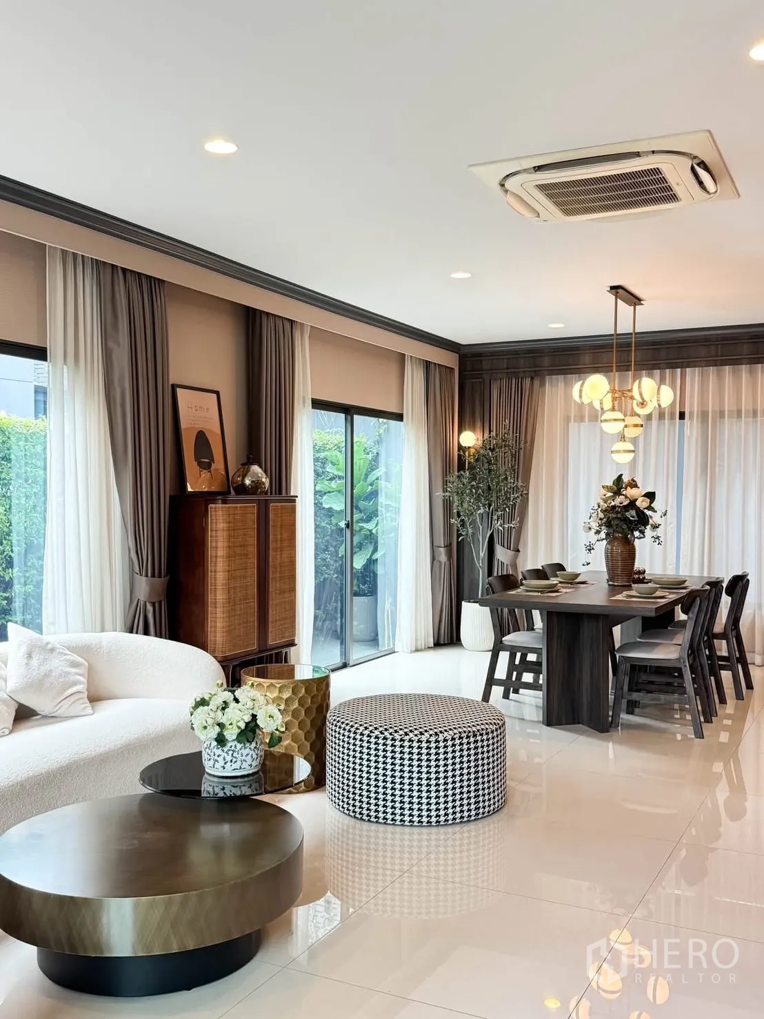 บ้านเดี่ยว for rent in Bang Kapi, Bangkok - ห้องนั่งเล่นและรับประทานครัวแบบเปิด พร้อมโซฟา โต๊ะกลาง ประตูบานเลื่อนและโคมไฟแขวน