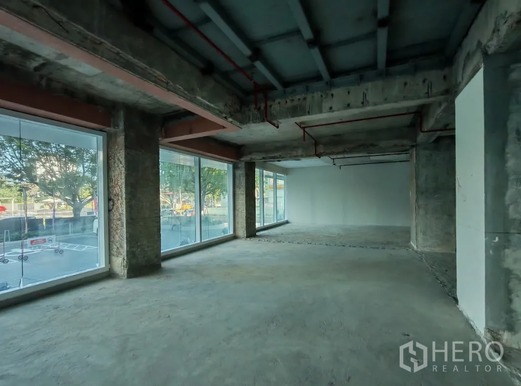 零售空间 出租在Sathon, Bangkok - 宽敞的转角商铺毛坯空间，落地窗面向广场景观。