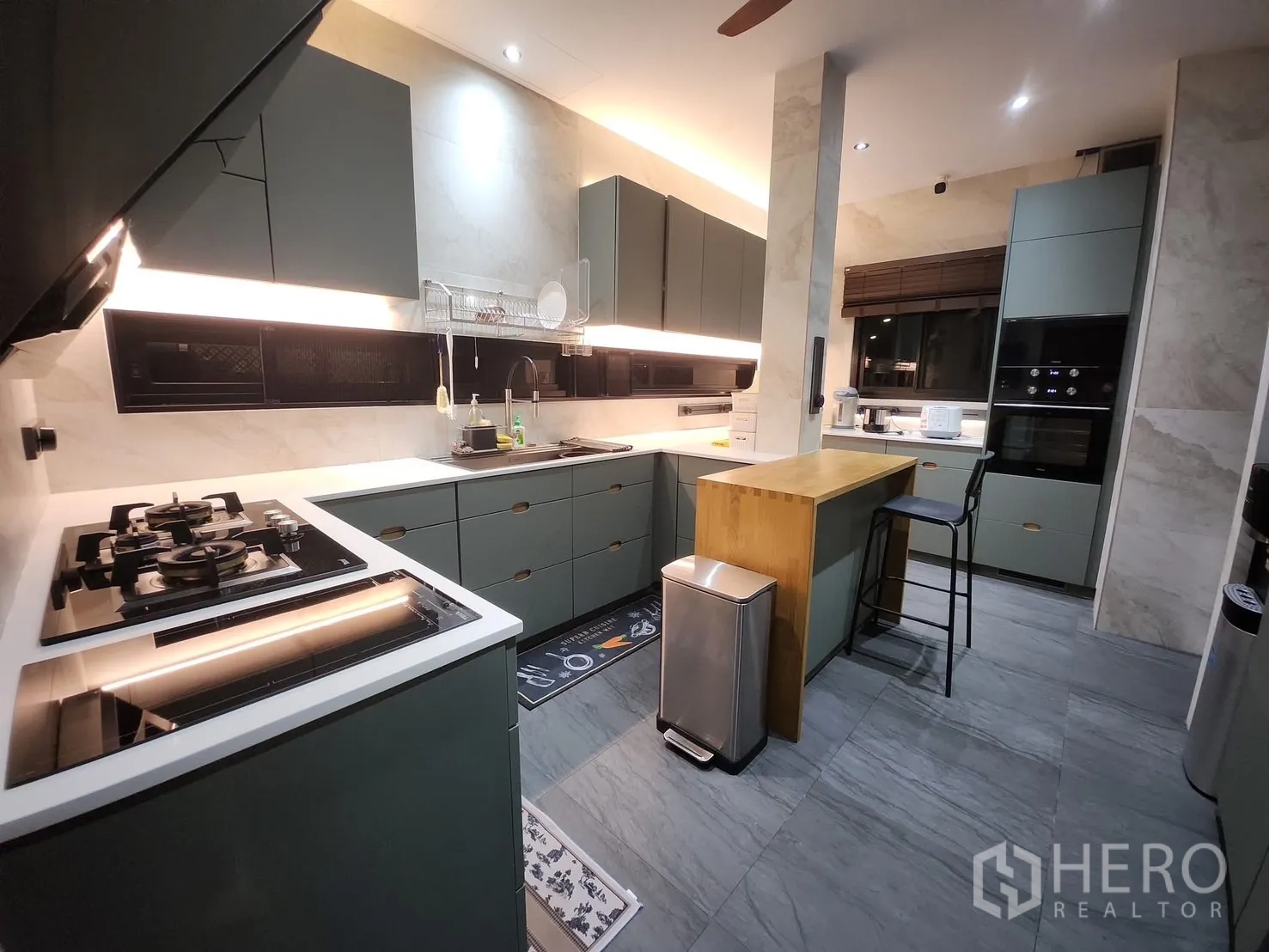 Detached House for rent in Bang Phli, Samut Prakan - Modern Western kitchen with built-in appliances, gas hob and a compact island.
