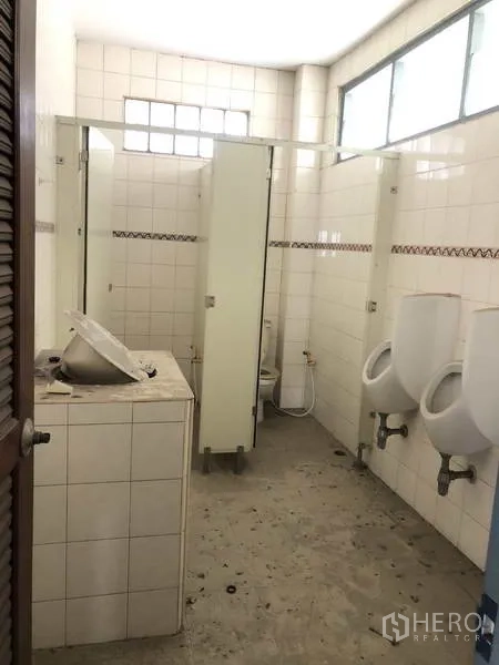 工厂 出租在Prawet, Bangkok - 厂房卫生间，瓷砖隔间与小便池