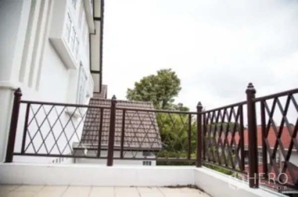 บ้าน ให้เช่าในKhlong Toei, Bangkok - ระเบียงเปิดโล่งพร้อมราวเหล็กลายตาข่าย มองเห็นหลังคาบ้านและต้นไม้