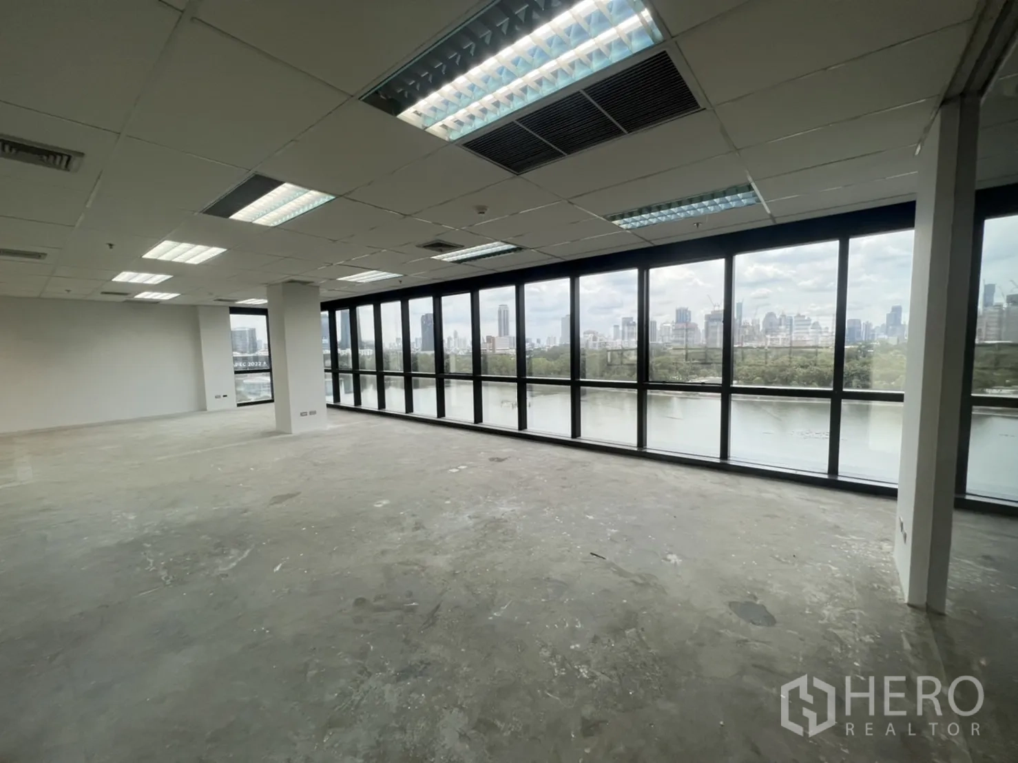 สำนักงาน ให้เช่าในWatthana, Bangkok - มุมทำงานสว่าง หน้าต่างรอบด้านมองเห็นสระและสวนเบญจกิติพร้อมวิวเมือง