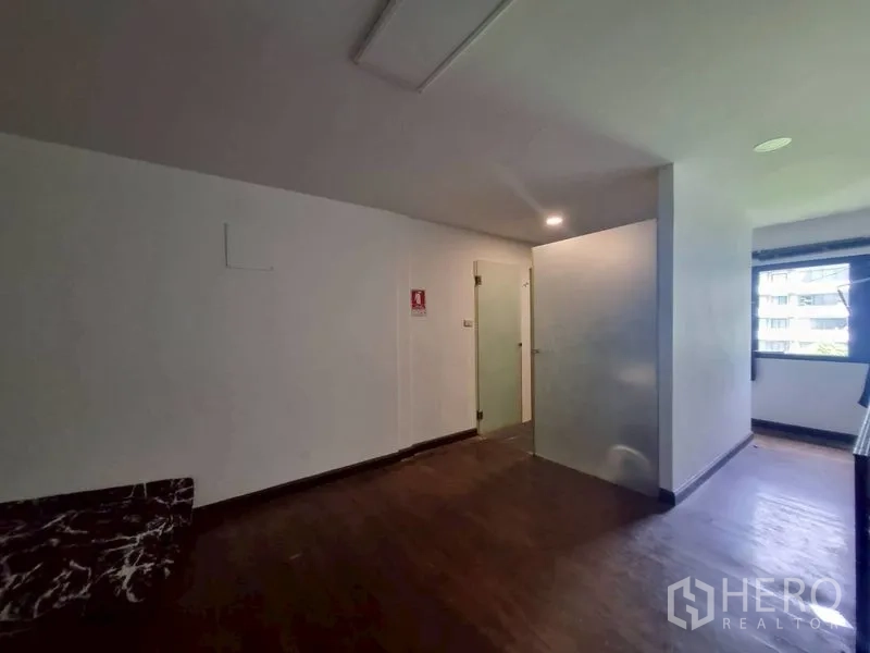 店屋 出租或出售在Watthana, Bangkok - 楼层过道，带窗与磨砂玻璃门，采光良好。