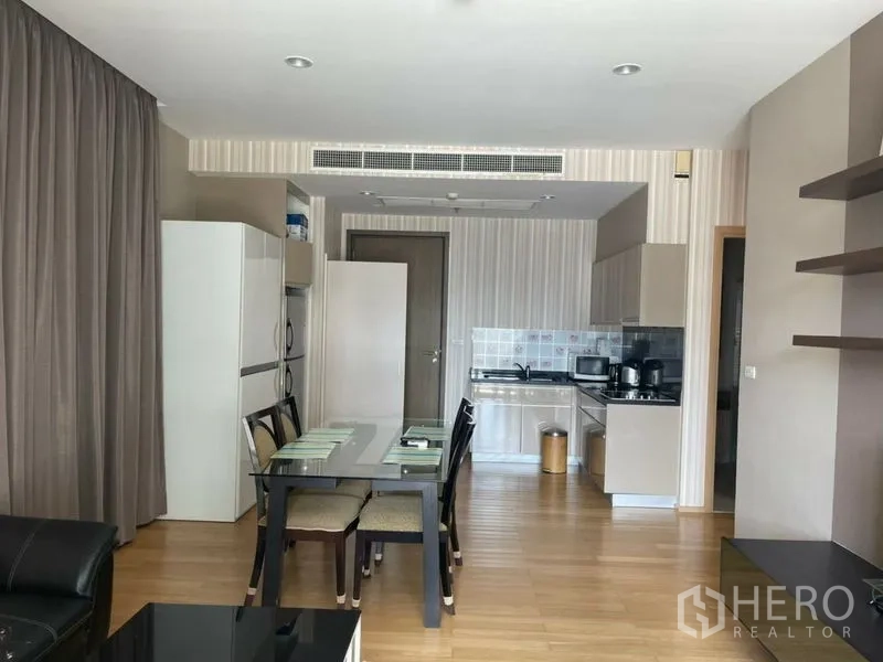 คอนโด ให้เช่าในWatthana, Bangkok - ครัวแบบเปิดและพื้นที่ทานอาหาร ตู้บิลต์อิน เครื่องใช้ไฟฟ้าพร้อมใช้งาน