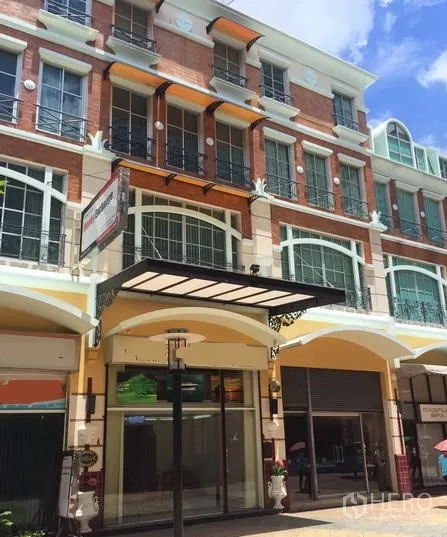 สำนักงานที่บ้าน ให้เช่าหรือขายในPathum Wan, Bangkok - ด้านหน้าอาคารโฮมออฟฟิศสไตล์ช็อปเฮ้าส์ หลายชั้น ผนังก่ออิฐ โทนครีม พร้อมซุ้มโค้งและระเบียง