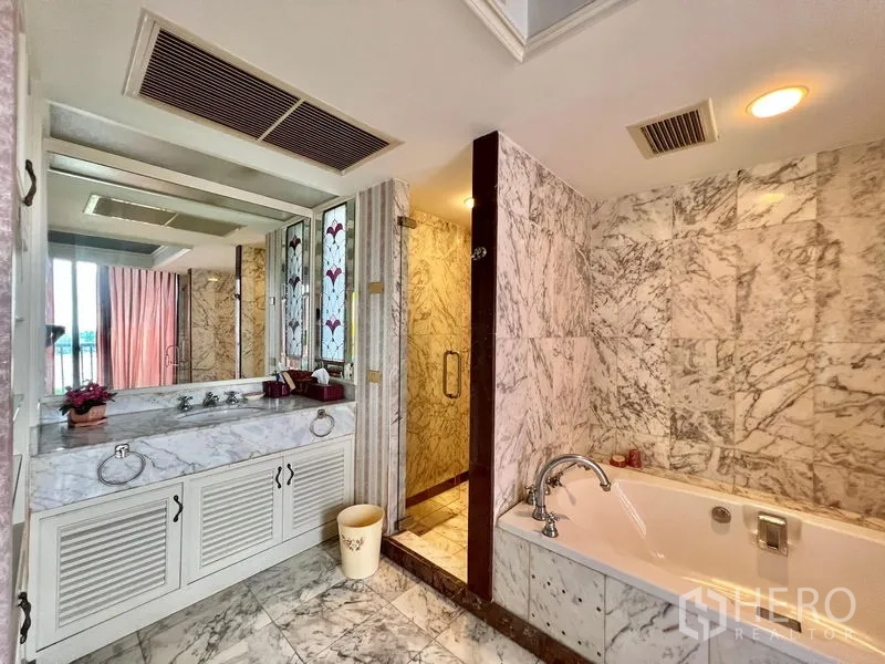 คอนโด ขายในPak Kret, Nonthaburi - ห้องน้ำหินอ่อนพร้อมอ่างอาบน้ำ ห้องอาบน้ำกระจก และอ่างล้างหน้าแบบคู่
