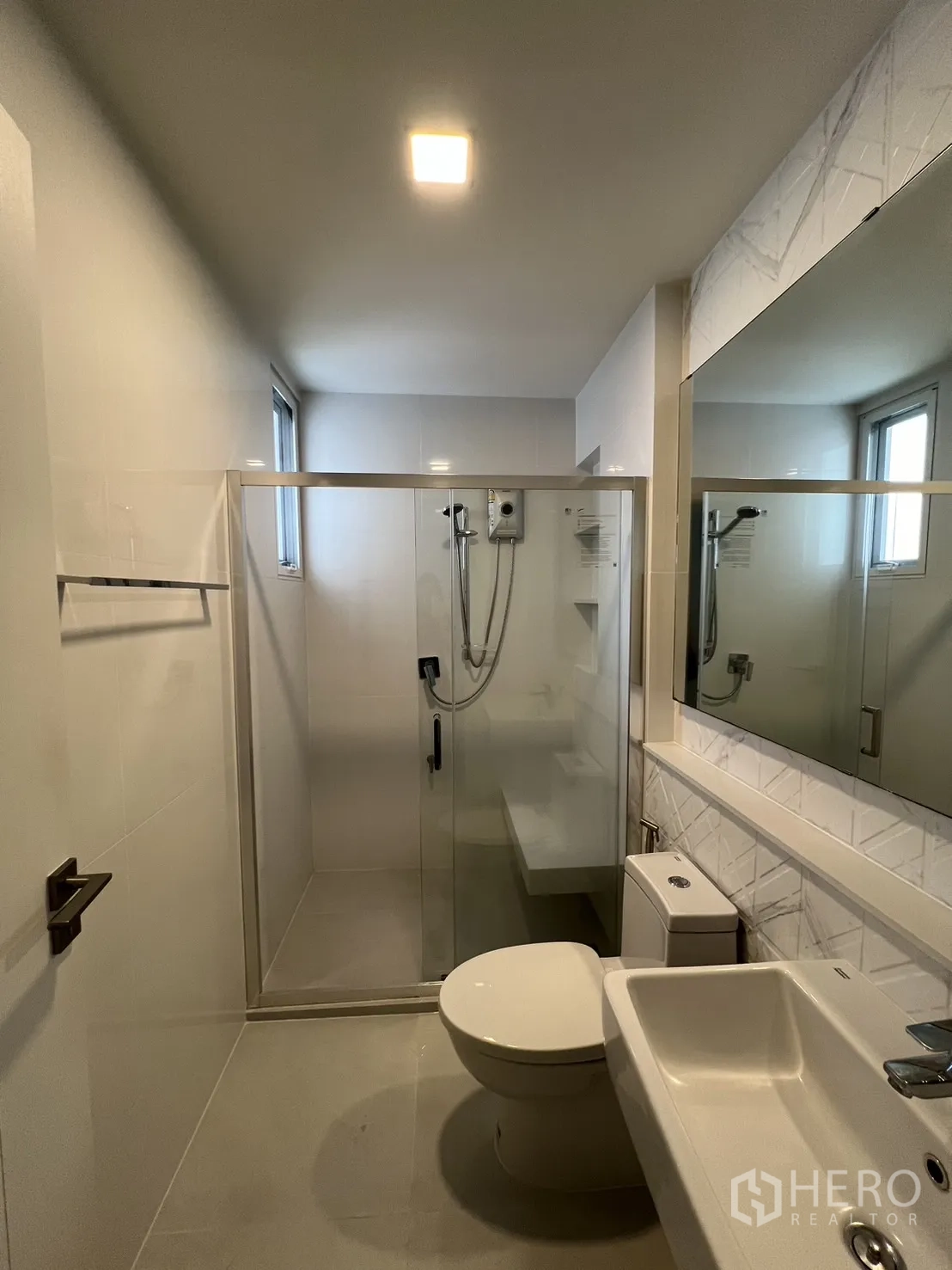 独立式住宅 出租在Prawet, Bangkok - 大主卧，面向阳台，多扇窗户采光好。