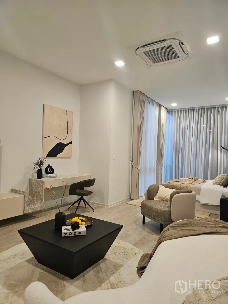 独立式住宅 出租在Saphan Sung, Bangkok - 工作室风卧室，带起居区、落地窗与茶几。