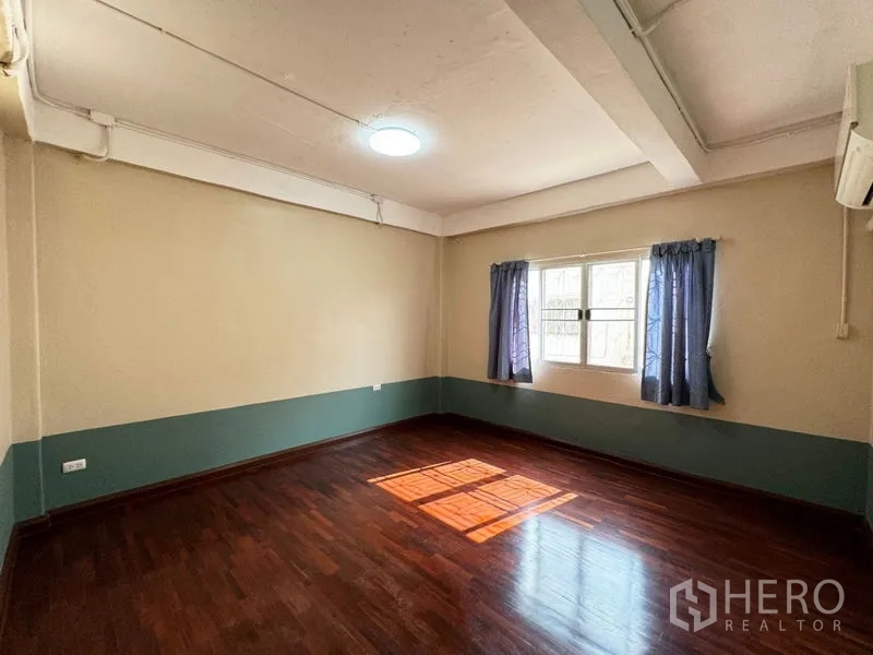 ทาวน์เฮาส์ ให้เช่าหรือขายในSuan Luang, Bangkok - ห้องนอนสว่างพื้นไม้ หน้าต่างพร้อมผ้าม่านและแอร์