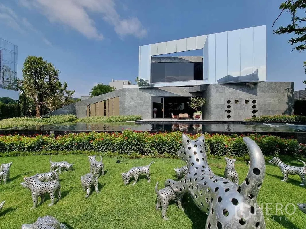 独立式住宅 出租或出售在Bang Kapi, Bangkok - 室内庭园绿意盎然，大树、卵石地与住宅大窗。