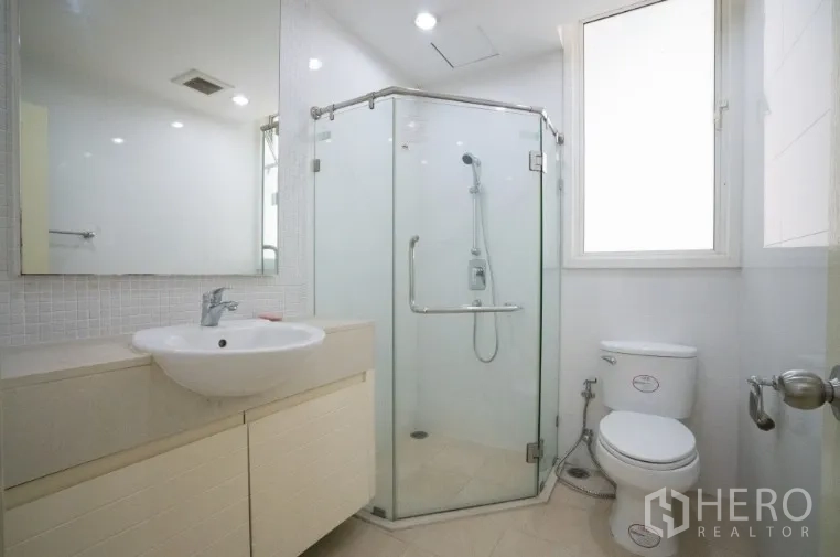 คอนโด ให้เช่าหรือขายในKhlong Toei, Bangkok - ห้องน้ำที่สองพร้อมตู้กระจกมุม หน้าต่าง และอ่างล้างหน้า