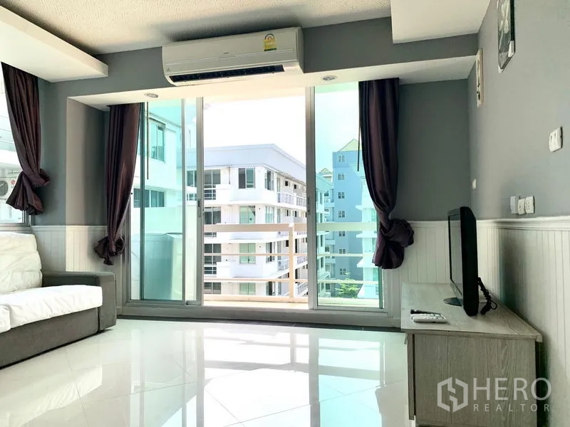 คอนโด ให้เช่าในKhlong Toei, Bangkok - พื้นที่นั่งเล่นประตูบานเลื่อนออกระเบียง มองเห็นวิวเมือง