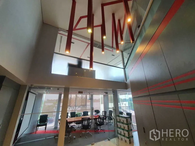สำนักงาน ให้เช่าในYan Nawa, Bangkok - โถงเพดานสูงตกแต่งไฟแขวนสีแดง กั้นห้องด้วยกระจกและพื้นที่ประชุมด้านใน