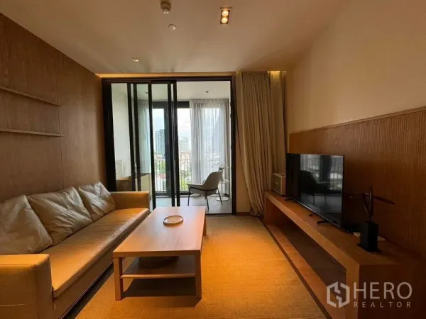 คอนโด ให้เช่าในKhlong Toei, Bangkok - พื้นที่นั่งเล่นเปิดสู่ระเบียง ชมวิวเมืองผ่านกระจกเต็มบาน