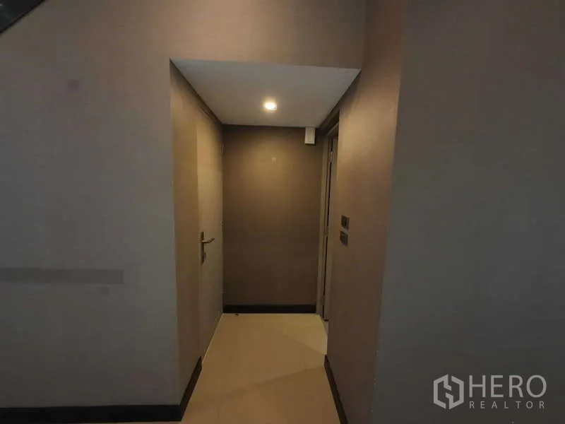 联排别墅 出租或出售在Lat Phrao, Bangkok - 室内过道，素雅墙面与嵌入式顶灯及房门。