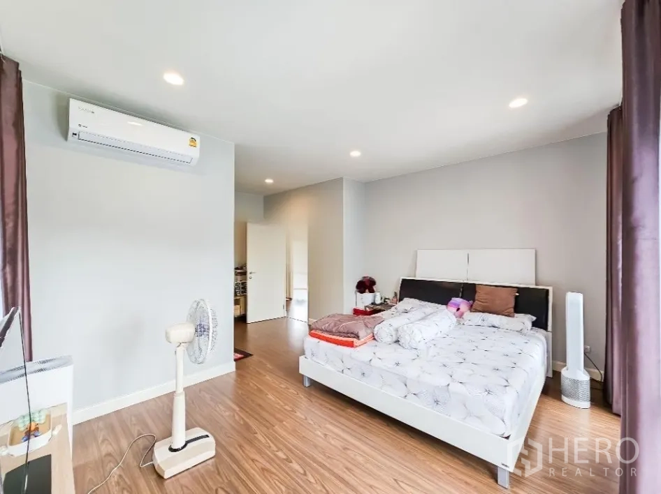 บ้าน ขายในLam Luk Ka, Pathum Thani - อีกมุมของห้องนอนใหญ่ พร้อมแอร์และเตียงคู่