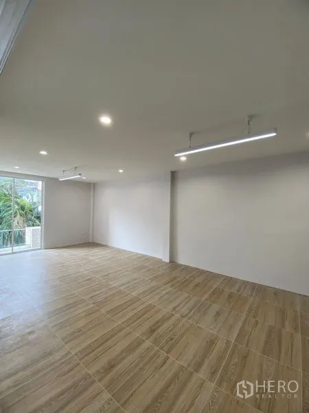 สำนักงานที่บ้าน ให้เช่าหรือขายในSuan Luang, Bangkok - ห้องสว่าง พื้นลายไม้ ไฟเส้น LED มองเห็นระเบียง