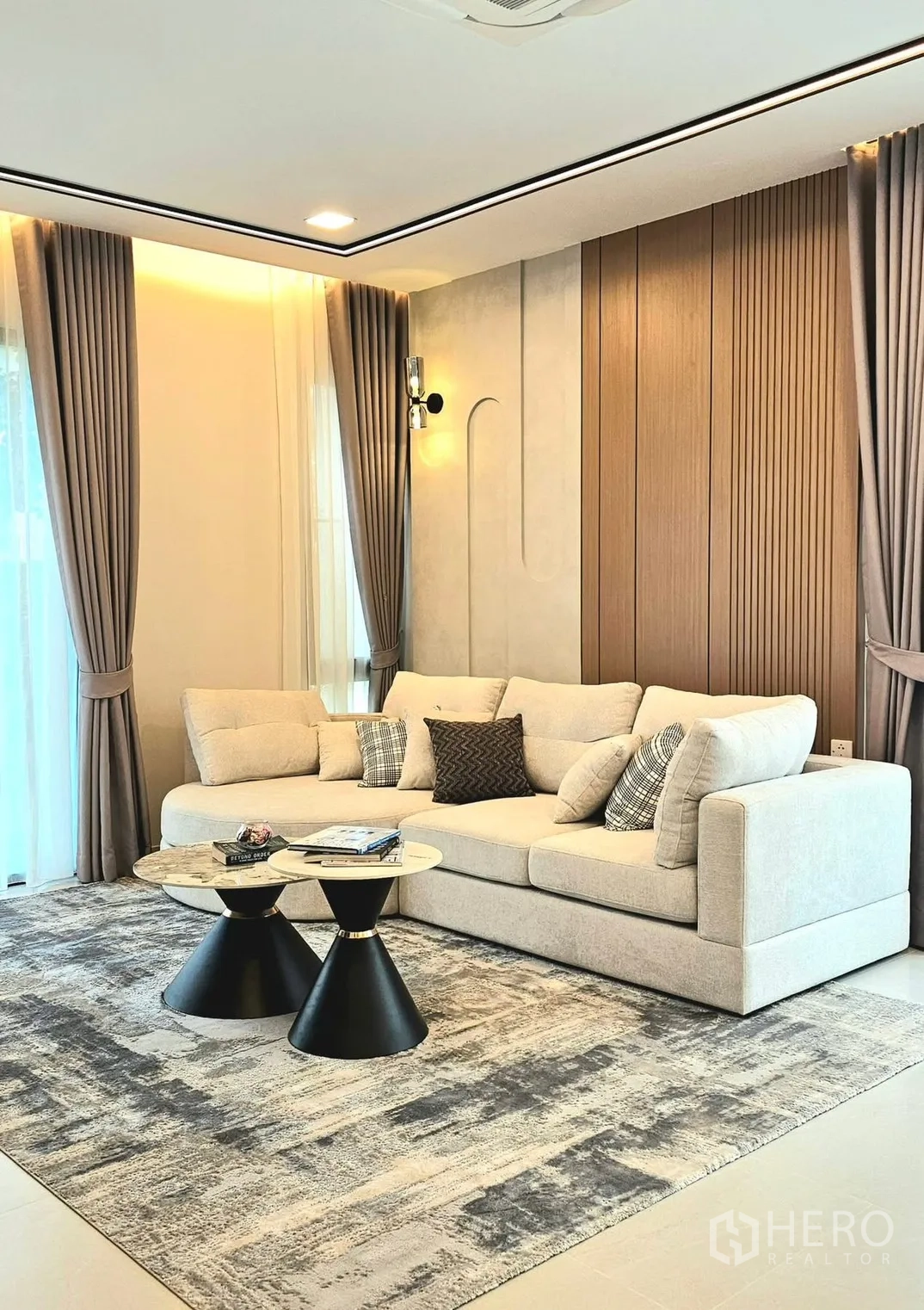 บ้านเดี่ยว for rent in Bang Phli, Samut Prakan - ห้องนั่งเล่นมีโซฟาเข้ามุม โต๊ะกลางคู่ และผ้าม่านสูง.