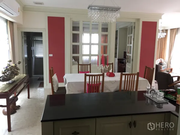 Detached House for rent in Saphan Sung, Bangkok - Dining zone with crystal chandelier, breakfast counter and sliding glass partition to the family room.