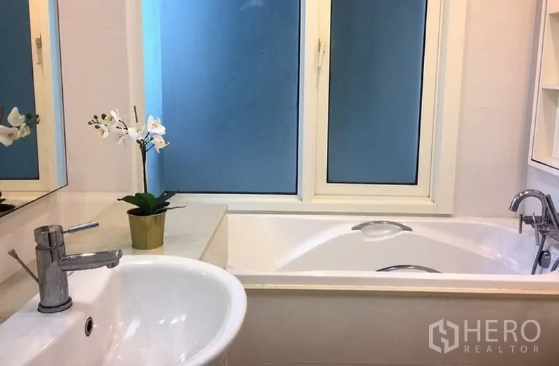 คอนโด ให้เช่าในKhlong Toei, Bangkok - ห้องน้ำพร้อมอ่างอาบน้ำ อ่างล้างหน้า กระจก และหน้าต่างฝ้า