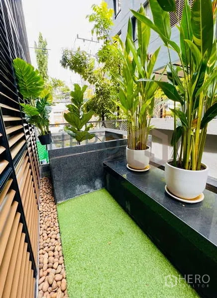 คอนโด ขาย - ระเบียงทางเดินแคบปลูกต้นไม้และโรยกรวด