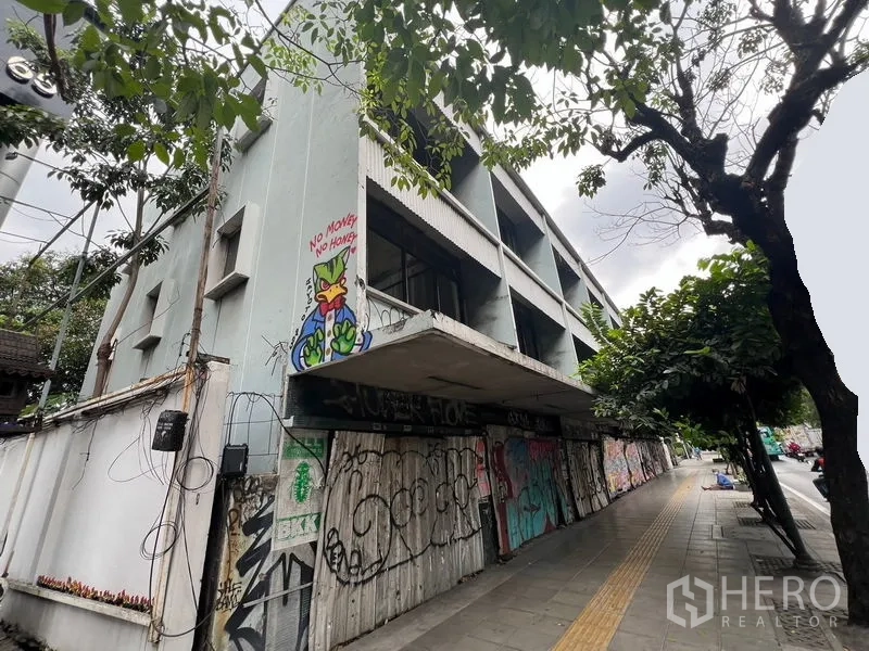 ที่ดิน ให้เช่าในWatthana, Bangkok - มุมตึกปิดร้างข้างทางเดินมีต้นไม้เรียงราย